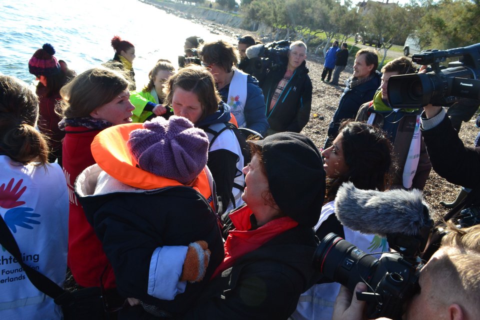 H Σάραντον αγκαλιάζει μικρό προσφυγόπουλο και ξεσπά σε κλάματα -Το μήνυμα της ηθοποιού από την Λέσβο [εικόνες] | iefimerida.gr 9