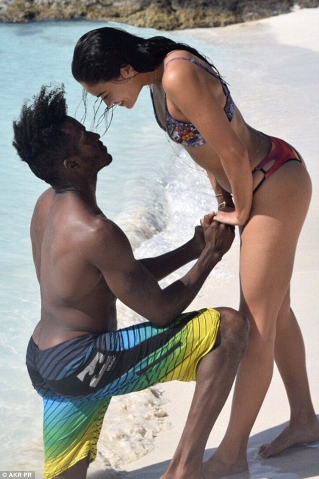 Πρόταση γάμου σε μοντέλο της Victoria's Secret – Γονυπετής με δύο δαχτυλίδια [εικόνες] | iefimerida.gr 0