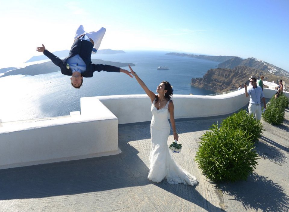 Μία αλλιώτικη φωτογράφιση γάμου στη Σαντορίνη -Ο γαμπρός έκανε παρκούρ, η νύφη τον κρατούσε [εικόνες] | iefimerida.gr 1