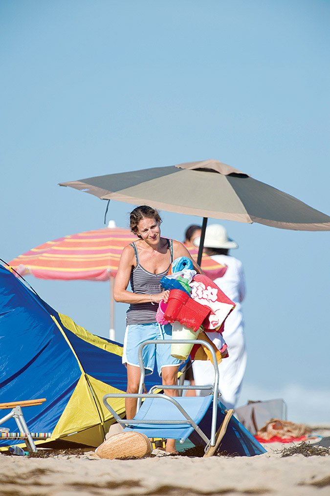 Η Σάρα Τζέσικα Πάρκερ με κουβαδάκια στα χέρια και κλάμερ στα μαλλιά στην Αίγινα [εικόνες] | iefimerida.gr 0