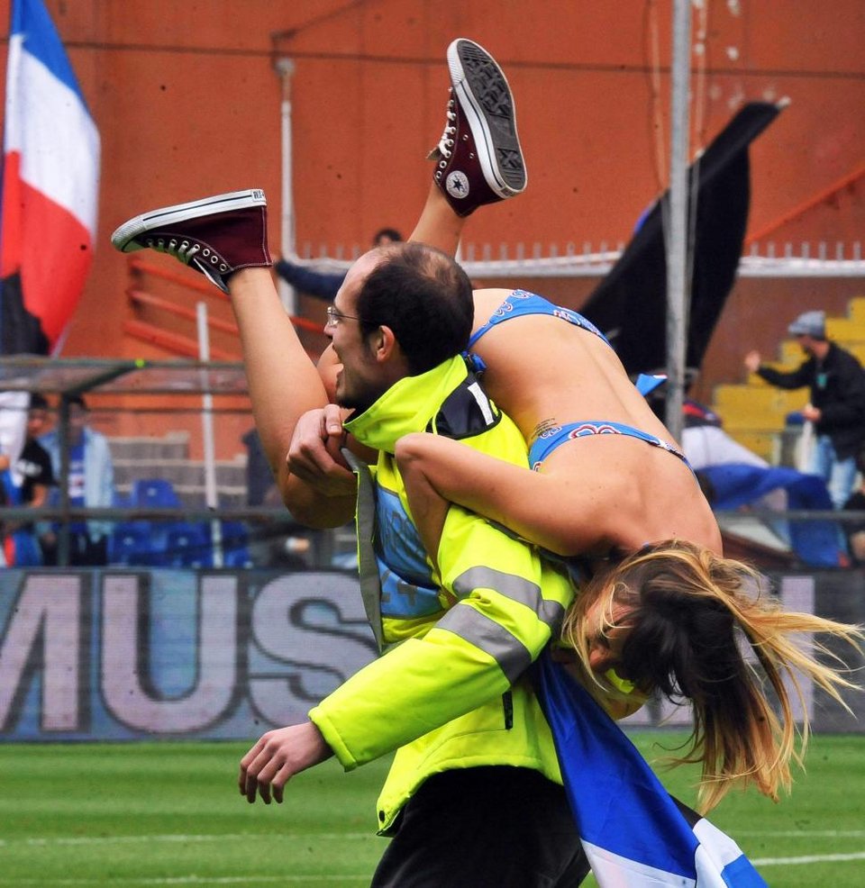 Εισέβαλε στο γήπεδο γυμνή και ξεσήκωσε τις κερκίδες -Το απρόοπτο που έφερε γέλια σε γήπεδο της Ιταλίας [εικόνες] | iefimerida.gr 1