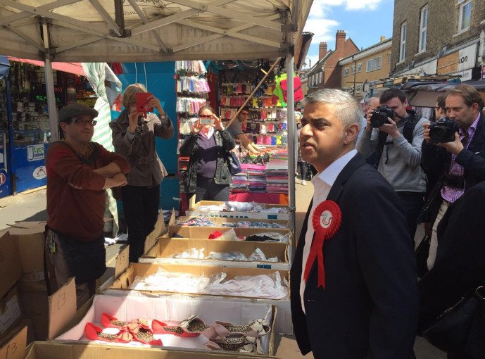Ενας μουσουλμάνος, γιος Πακιστανού οδηγού λεωφορείων, το φαβορί να εκλεγεί σήμερα δήμαρχος Λονδίνου [εικόνες] | iefimerida.gr 2