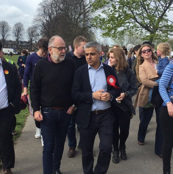 Ενας μουσουλμάνος, γιος Πακιστανού οδηγού λεωφορείων, το φαβορί να εκλεγεί σήμερα δήμαρχος Λονδίνου [εικόνες] | iefimerida.gr 6