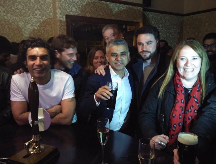 Ενας μουσουλμάνος, γιος Πακιστανού οδηγού λεωφορείων, το φαβορί να εκλεγεί σήμερα δήμαρχος Λονδίνου [εικόνες] | iefimerida.gr 9