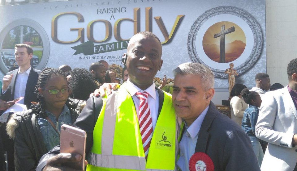 Ενας μουσουλμάνος, γιος Πακιστανού οδηγού λεωφορείων, το φαβορί να εκλεγεί σήμερα δήμαρχος Λονδίνου [εικόνες] | iefimerida.gr 10