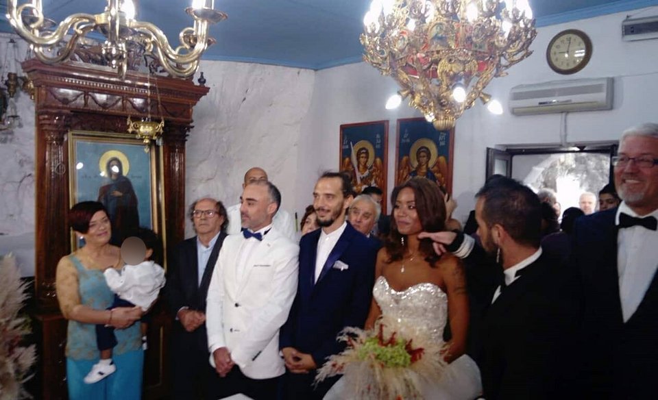 Παραδοσιακά, με νυφικό τούρτα -Καρέ καρέ ο γάμος της Shaya στη Λευκάδα [εικόνες] | iefimerida.gr 2