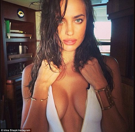 Η selfie της Ιρίνα Σάικ με αποκαλυπτικό μαγιό που προκαλεί εγκφαλικά [εικόνα] | iefimerida.gr 0