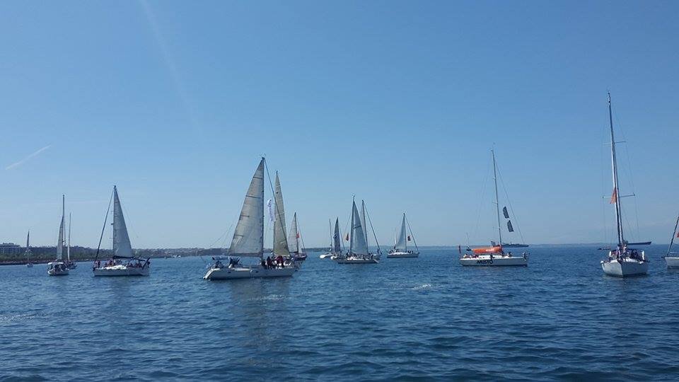 Η Θεσσαλονίκη έγινε ροζ -Ιστιοπλοϊκός αγώνας για τον καρκίνο του μαστού [εικόνες] | iefimerida.gr 1