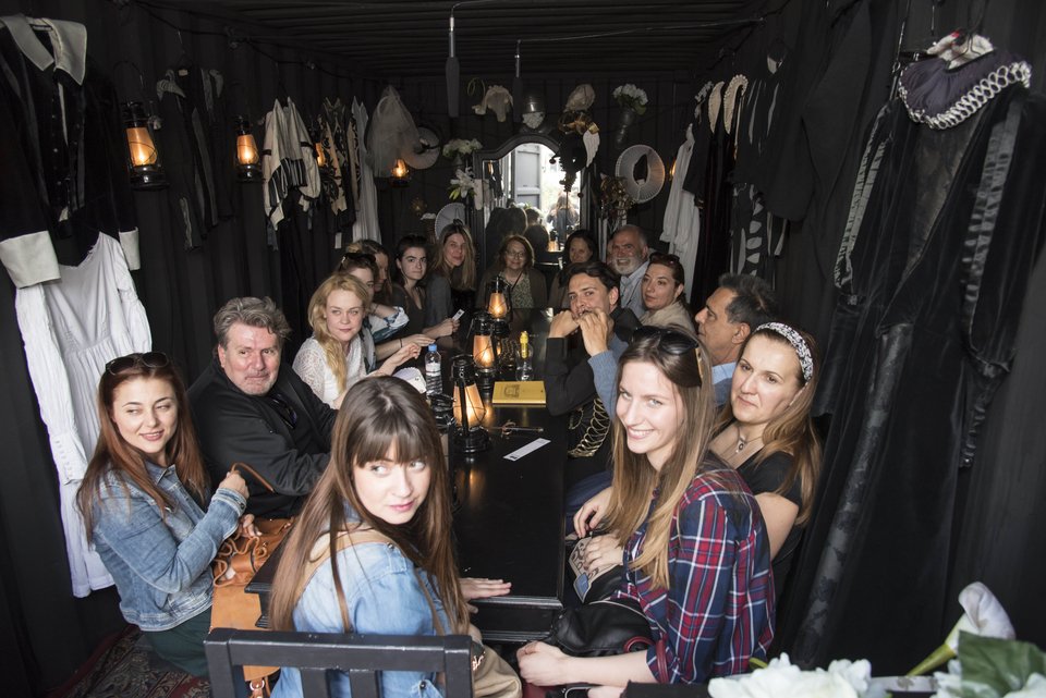 Το Εθνικό Θέατρο στήνει κοντέινερ στην Ομόνοια [εικόνα]  | iefimerida.gr 0