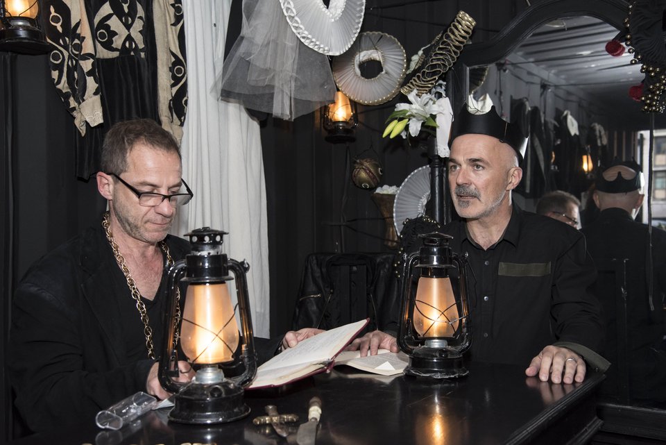 Το Εθνικό Θέατρο στήνει κοντέινερ στην Ομόνοια [εικόνα]  | iefimerida.gr 1