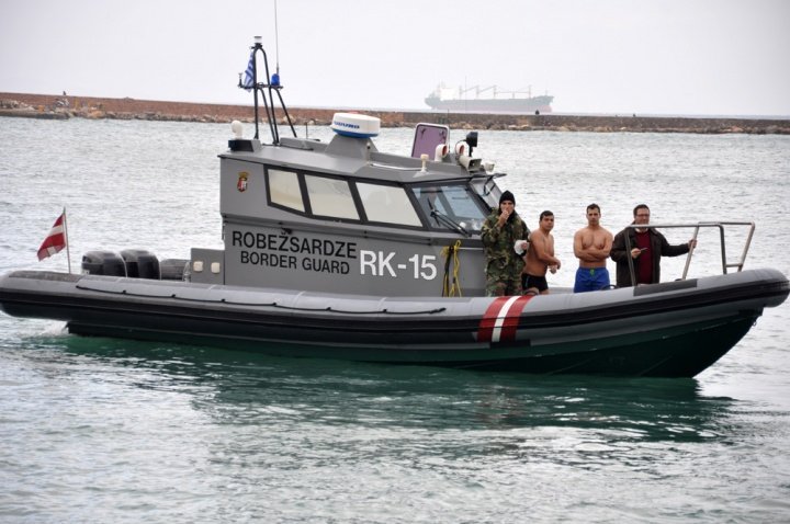 Με σκάφος της Frontex τα Θεοφάνεια στη Χίο [εικόνες] | iefimerida.gr 1