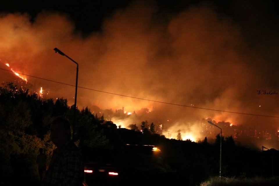 Μεγάλη φωτιά στην Κεφαλονιά: Καλύτερη η εικόνα, έσωσαν τα σπίτια οι πυροσβέστες | iefimerida.gr 7