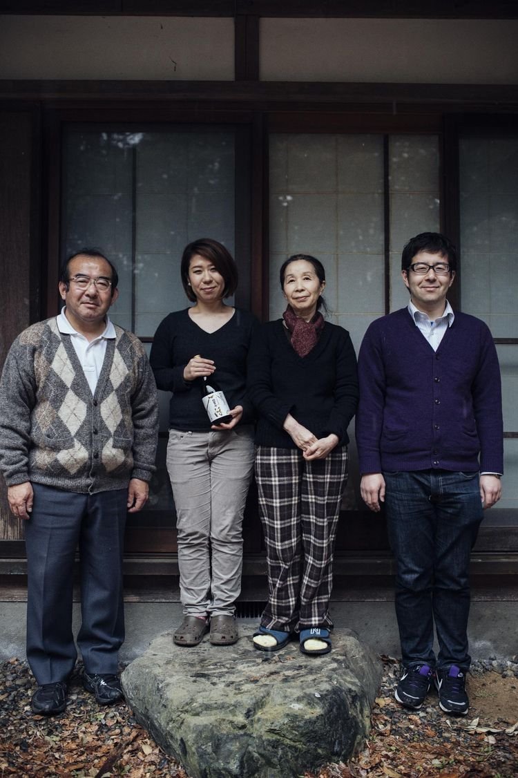 Ανθρωποι πίσω από τραγωδίες: Η οικογένεια  Τομισάουα, με εργοστάσιο σάκε πριν την έκρηξη στη Φουκουσίμα [εικόνες] | iefimerida.gr 0