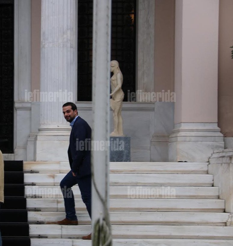 Γαβριήλ Σακελλαρίδης: Σε 1 ώρα πέταξε το ξεβαμμένο τζιν και έβαλε μπλέιζερ [εικόνες] | iefimerida.gr 2