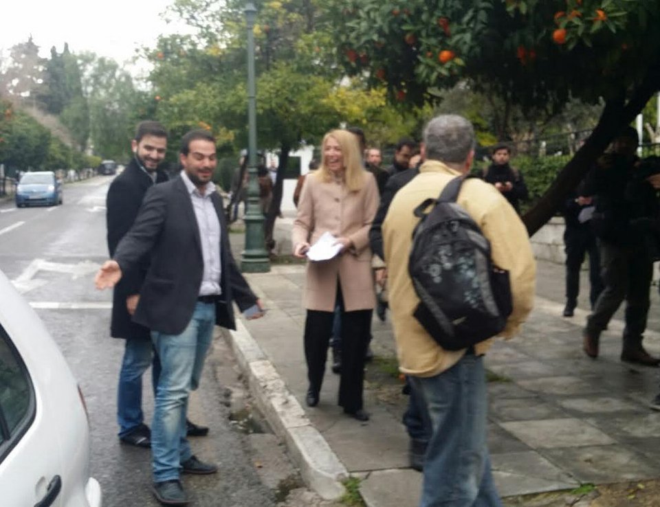 Γαβριήλ Σακελλαρίδης: Σε 1 ώρα πέταξε το ξεβαμμένο τζιν και έβαλε μπλέιζερ [εικόνες] | iefimerida.gr 0