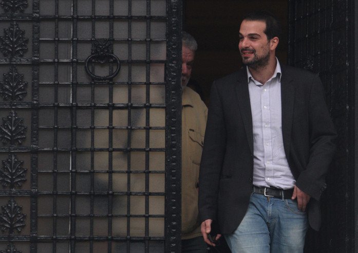 Γαβριήλ Σακελλαρίδης: Σε 1 ώρα πέταξε το ξεβαμμένο τζιν και έβαλε μπλέιζερ [εικόνες] | iefimerida.gr 1