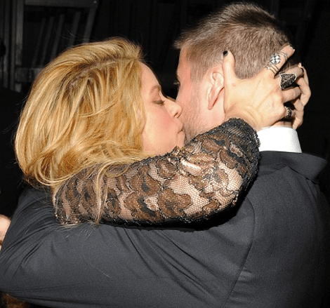 Εμειναν όλοι άφωνοι -Η Σακίρα τρέχει, πηδάει στην αγκαλιά του Πικέ και τον «πλακώνει» στα φιλιά [εικόνες] | iefimerida.gr 2