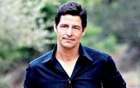 Η εκπληκτική ομοιότητα του Σάκη Ρουβά με τον αδελφό του [εικόνες] | iefimerida.gr 0