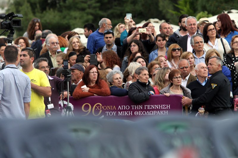 Βούλιαξε η Νέα Σμύρνη: Ο Ρουβάς ερμήνευσε το «Αξιον Εστί» και 15.000 άτομα από κάτω τον αποθέωναν [εικόνες & βίντεο] | iefimerida.gr 6