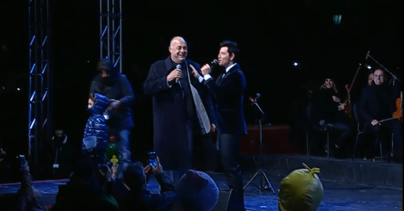 Ο Ρουβάς στο Βόλο για την... έναρξη των Χριστουγέννων: Πανδαιμόνιο με 60.000 κόσμου [εικόνες & βίντεο] | iefimerida.gr 1