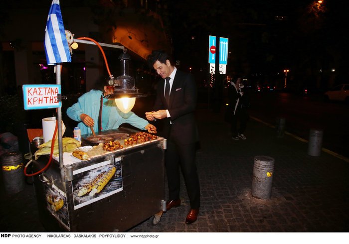 Ο Σάκης Ρουβάς ψώνισε κάστανα μετά το ξενύχτι [εικόνες] | iefimerida.gr 3