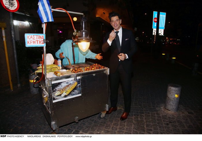 Ο Σάκης Ρουβάς ψώνισε κάστανα μετά το ξενύχτι [εικόνες] | iefimerida.gr 5