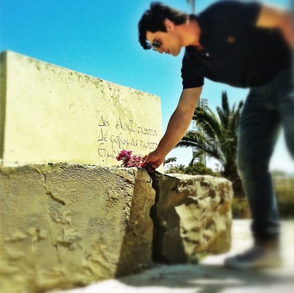 «Προσκύνημα» στον τάφο του Καζαντζάκη έκανε ο Σάκης Ρουβάς [εικόνα]  | iefimerida.gr 0