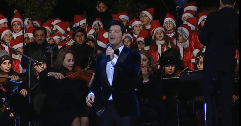 Ο Ρουβάς στο Βόλο για την... έναρξη των Χριστουγέννων: Πανδαιμόνιο με 60.000 κόσμου [εικόνες & βίντεο] | iefimerida.gr 0