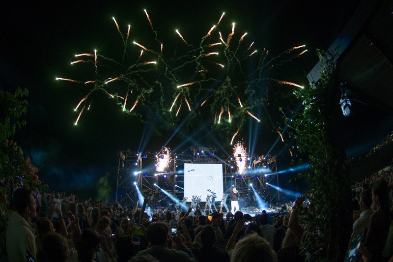 Σάκης Ρουβάς: Εκρηκτικό μουσικό θέαμα στο νησί των Ανέμων [εικόνες]  | iefimerida.gr 1