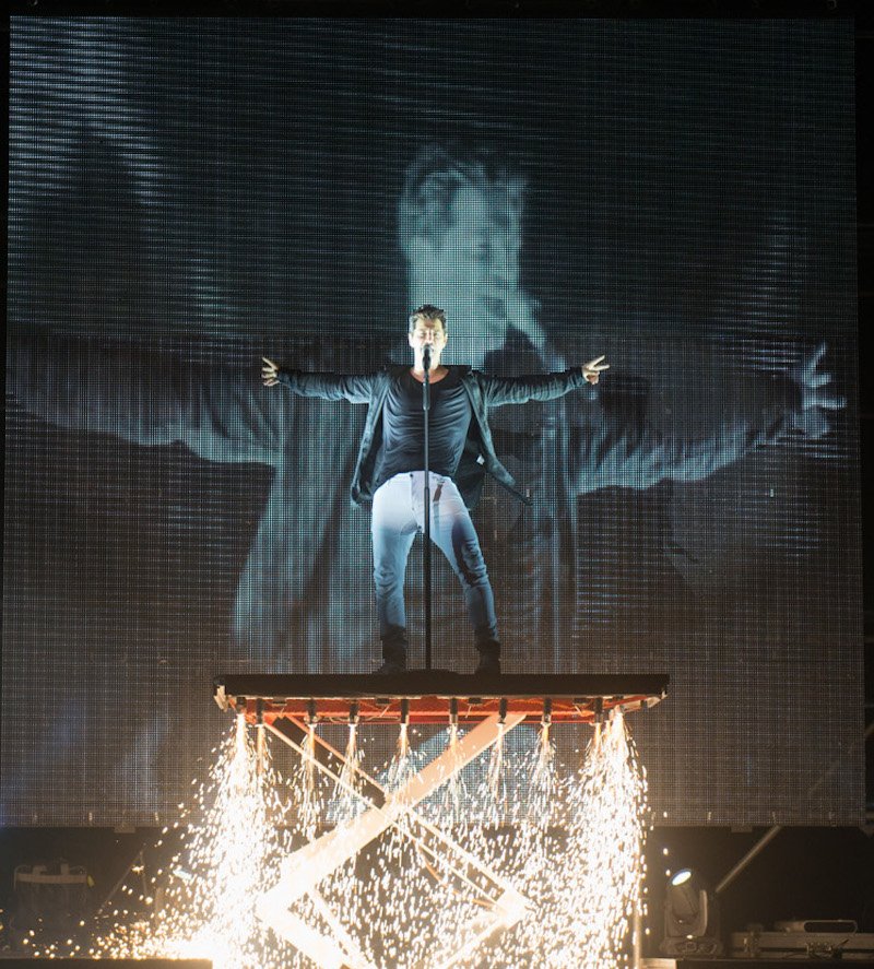 Σάκης Ρουβάς: Εκρηκτικό μουσικό θέαμα στο νησί των Ανέμων [εικόνες]  | iefimerida.gr 3