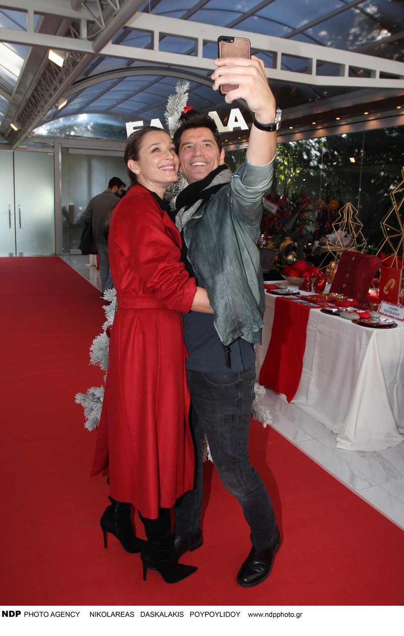 Τα τρυφερά φιλιά Ρουβά-Ζυγούλη σε φιλανθρωπικό μπαζάρ [εικόνες] | iefimerida.gr 1