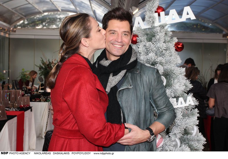 Τα τρυφερά φιλιά Ρουβά-Ζυγούλη σε φιλανθρωπικό μπαζάρ [εικόνες] | iefimerida.gr 2