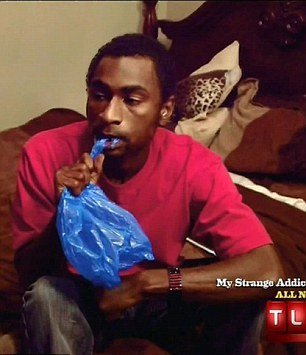 Ενας πραγματικά παρανοϊκός νεαρός: Τρέφεται σχεδόν αποκλειστικά με πλαστικές σακούλες και εξηγεί το γιατί [εικόνες] | iefimerida.gr 0