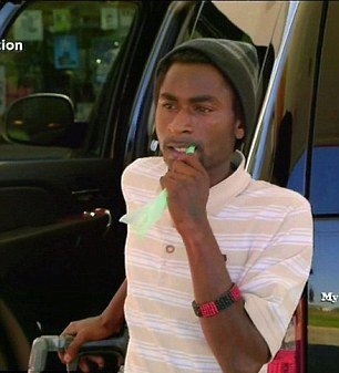 Ενας πραγματικά παρανοϊκός νεαρός: Τρέφεται σχεδόν αποκλειστικά με πλαστικές σακούλες και εξηγεί το γιατί [εικόνες] | iefimerida.gr 1