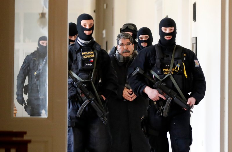 Στο Βερολίνο ο Τσαβούσογλου για να ζητήσει την έκδοση του Κούρδου πολιτικού Σαλίχ Μουσλίμ | iefimerida.gr 0