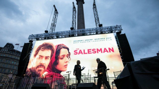 Χιλιάδες Βρετανοί βλέπουν στο δρόμο την ταινία που απέσπασε το Οσκαρ ξενόγλωσσης ταινίας [βίντεο]  | iefimerida.gr 0