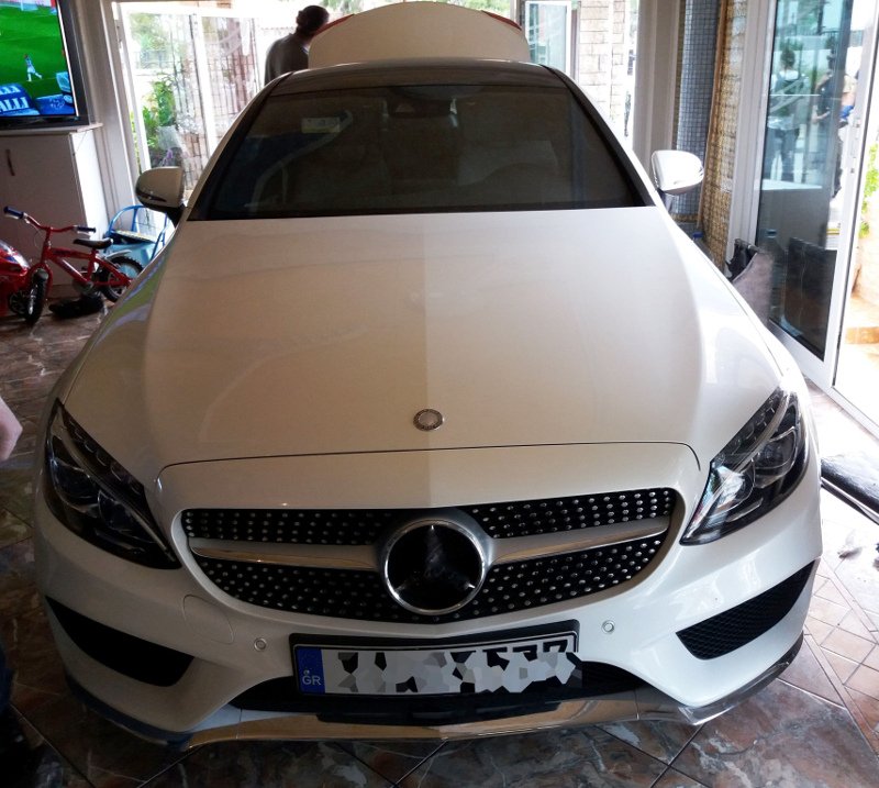 Τα μέλη της «Καμόρα» των Ανω Λιοσίων πάρκαραν τα αυτοκίνητα στα σαλόνια τους [εικόνες] | iefimerida.gr 0