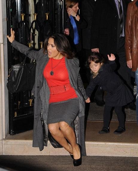 Η τούμπα της Σάλμα Χάγεκ [εικόνες, βίντεο] | iefimerida.gr 1