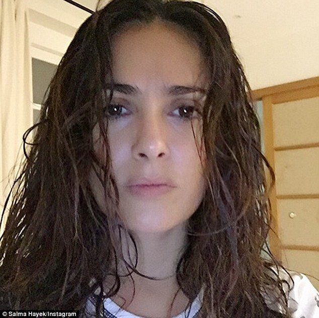 Η Σάλμα Χάγιεκ με βρεγμένα μαλλιά και αμακιγιάριστη [εικόνα] | iefimerida.gr 0