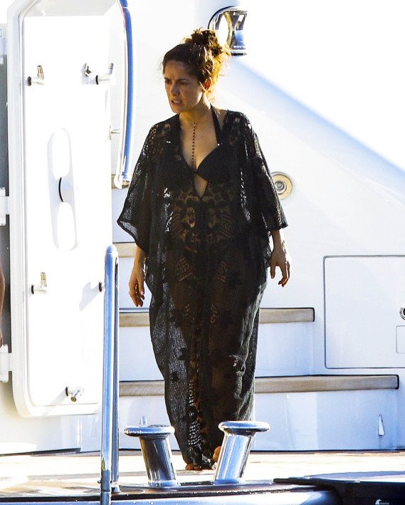 Η Σάλμα Χάγιεκ έβαλε το μαύρο μπικίνι της και τρέλανε τον κόσμο [εικόνες] | iefimerida.gr 0