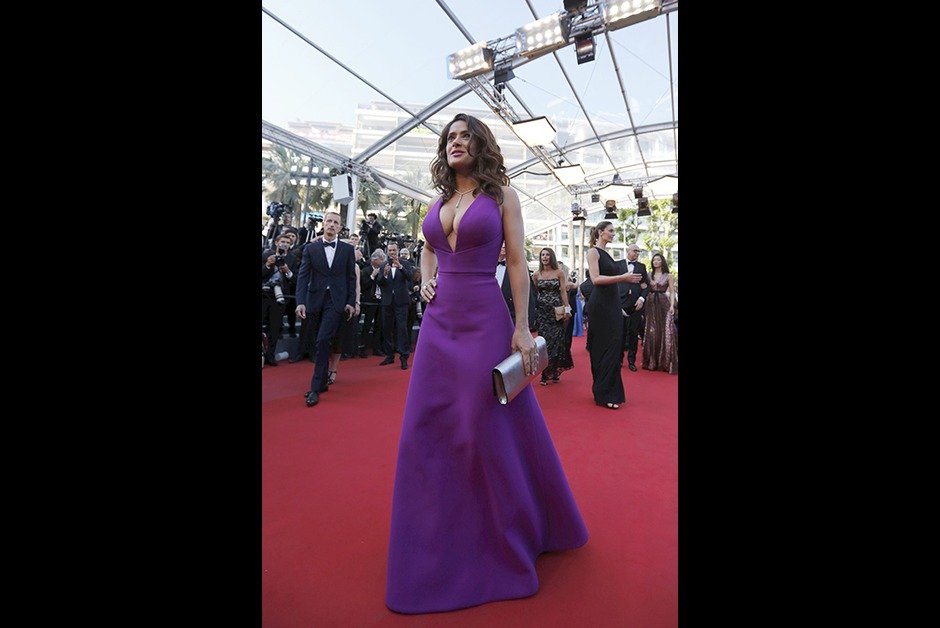 Η Σάλμα Χάγιεκ γονάτισε τις Κάννες με το στήθος της [εικόνες] | iefimerida.gr 0