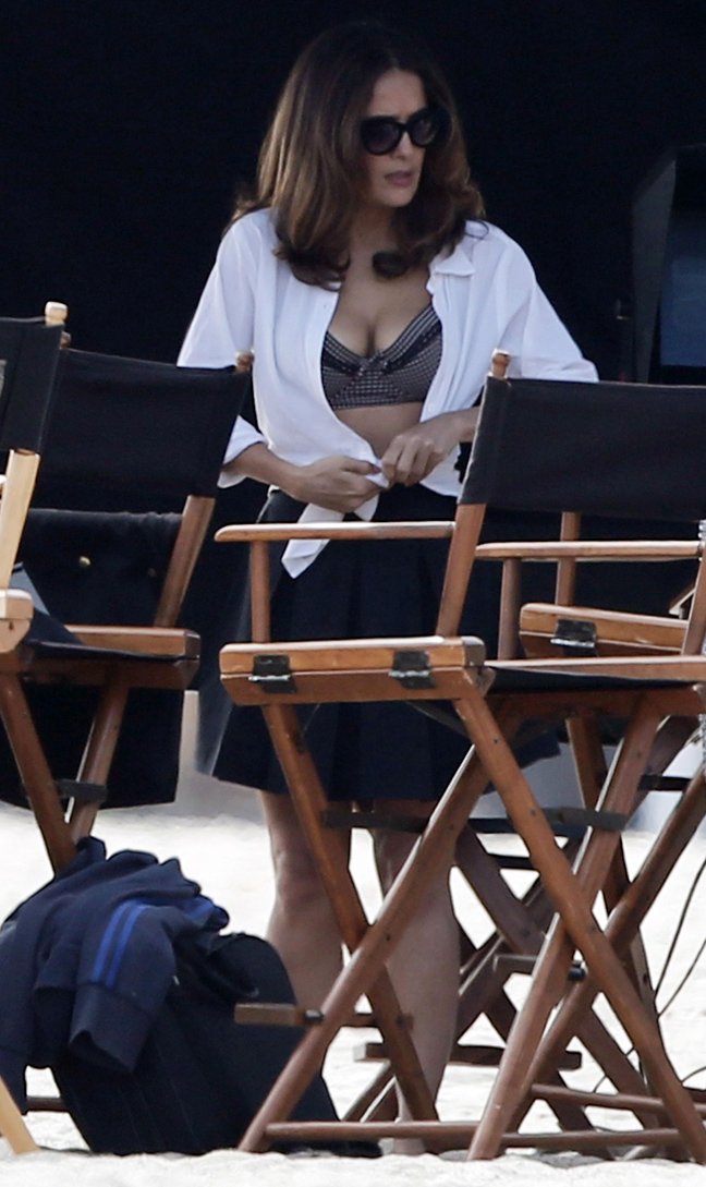 «Εκαψε» την παραλία της Καλιφόρνια η φλογερή Salma Hayek [εικόνες] | iefimerida.gr 1