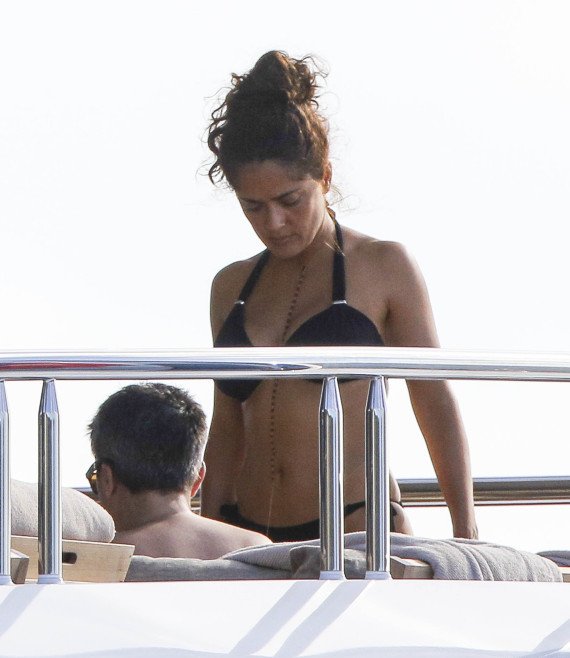 Η Σάλμα Χάγιεκ έβαλε το μαύρο μπικίνι της και τρέλανε τον κόσμο [εικόνες] | iefimerida.gr 1