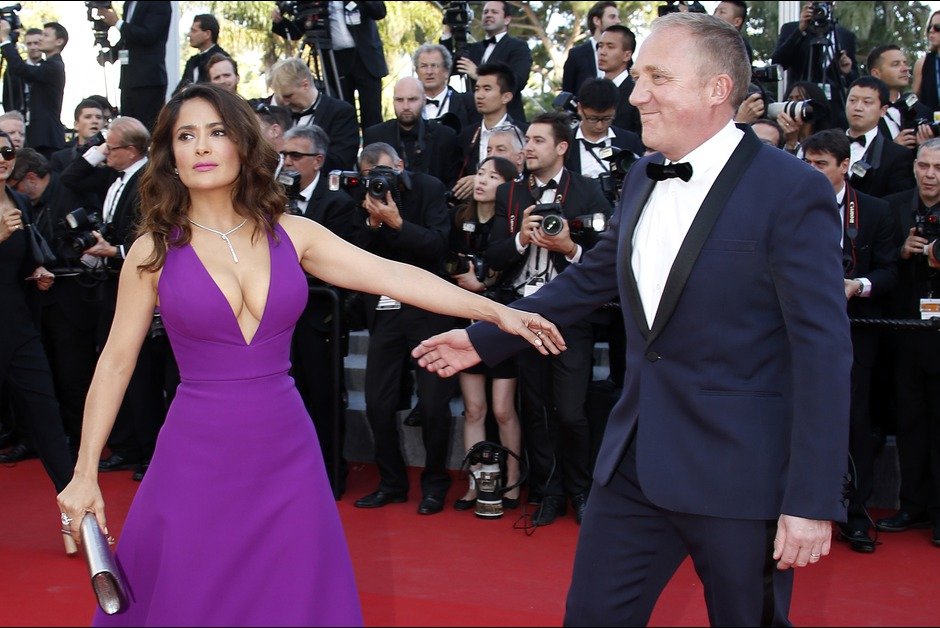 Η Σάλμα Χάγιεκ γονάτισε τις Κάννες με το στήθος της [εικόνες] | iefimerida.gr 1