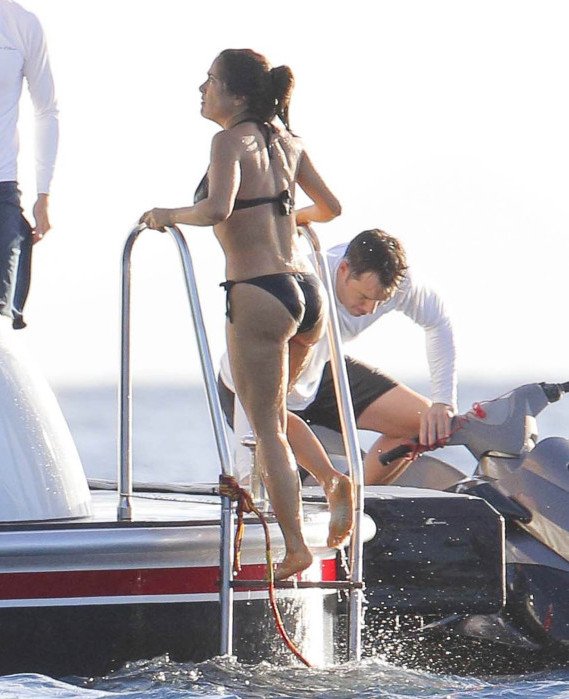 Η Σάλμα Χάγιεκ έβαλε το μαύρο μπικίνι της και τρέλανε τον κόσμο [εικόνες] | iefimerida.gr 2