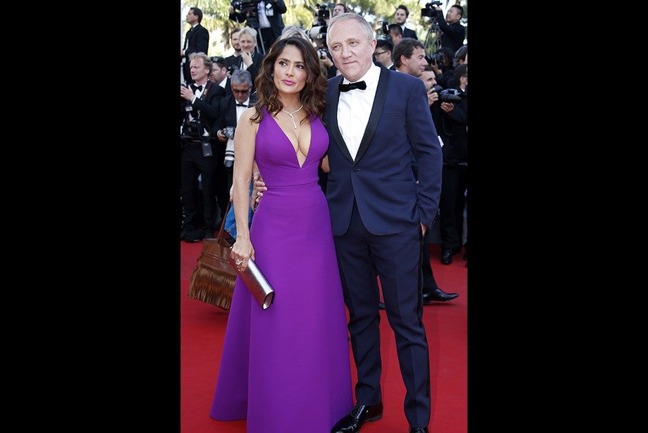 Η Σάλμα Χάγιεκ γονάτισε τις Κάννες με το στήθος της [εικόνες] | iefimerida.gr 2