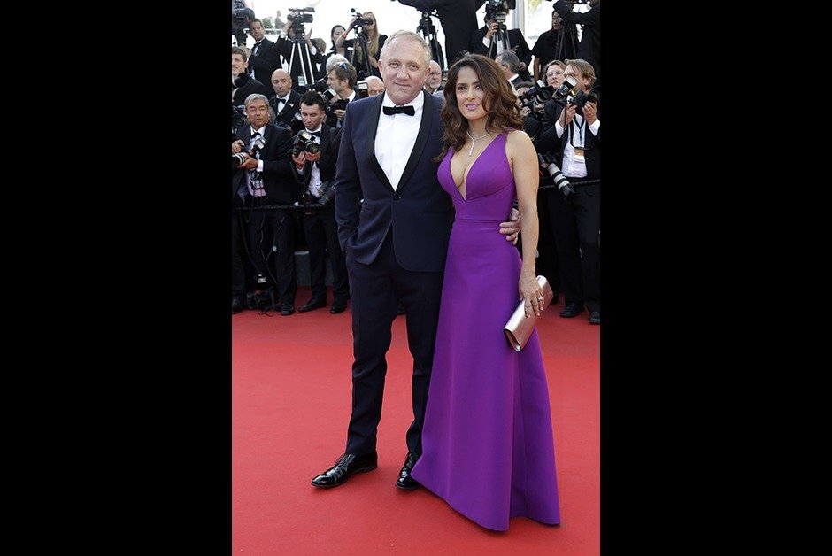 Η Σάλμα Χάγιεκ γονάτισε τις Κάννες με το στήθος της [εικόνες] | iefimerida.gr 5