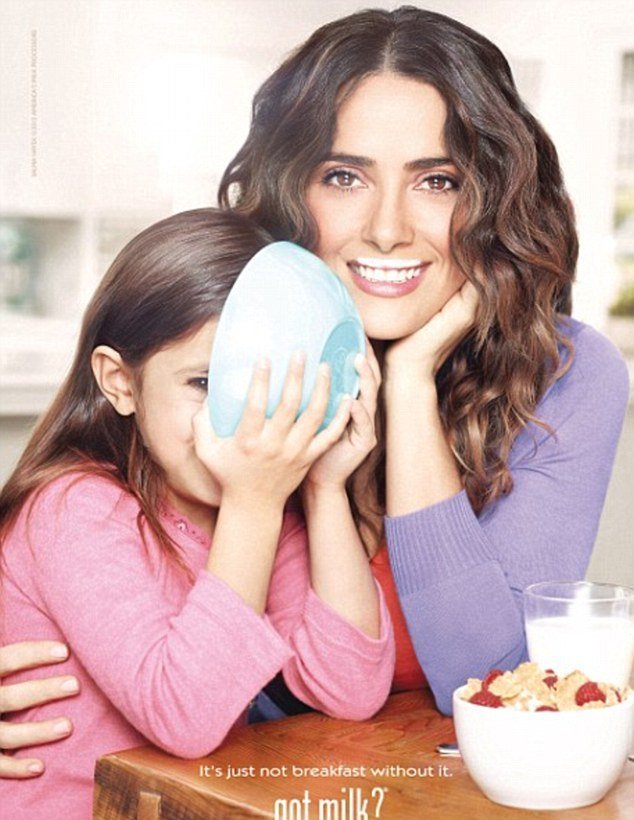 Με ρόλεϊ στα μαλλιά και «μουστάκι» η Σάλμα Χάγεκ [εικόνες] | iefimerida.gr 2