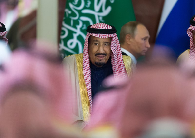 Ο βασιλιάς της Σαουδικής Αραβίας πήγε ταξίδι στη Μόσχα και πήρε μαζί του το κρεβάτι του, 800 κιλά τρόφιμα και 1.500 υπαλλήλους του [εικόνες] | iefimerida.gr 0