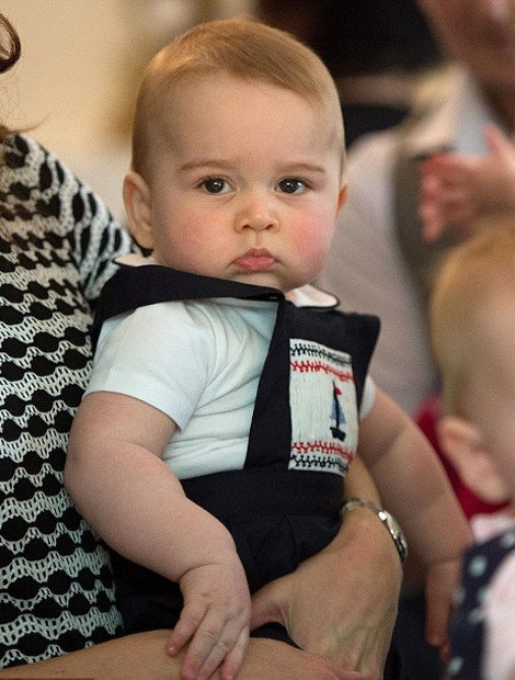 Πανζουρλισμός με τα ρούχα του πρίγκιπα Τζορτζ -Ο,τι φορά ξεπουλάει [εικόνες] | iefimerida.gr 1